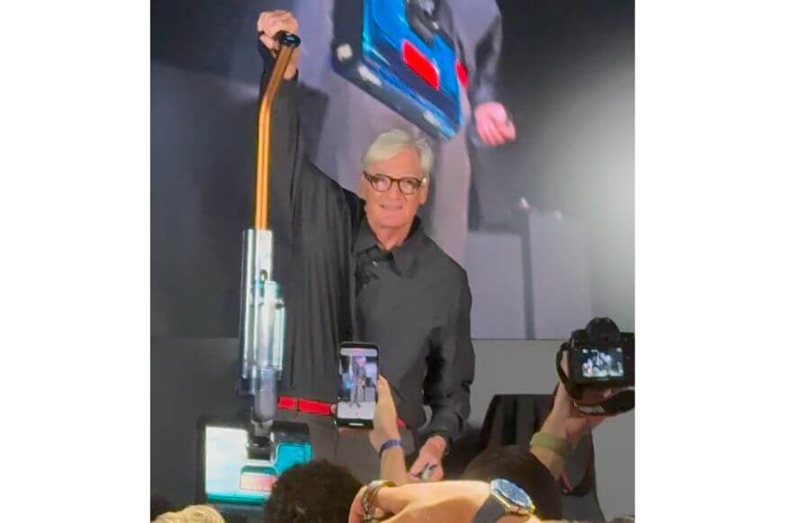 Dyson Clean+Wash Hygiene wird in der Präsentation von James Dyson mit einer Hand hochgehalten.